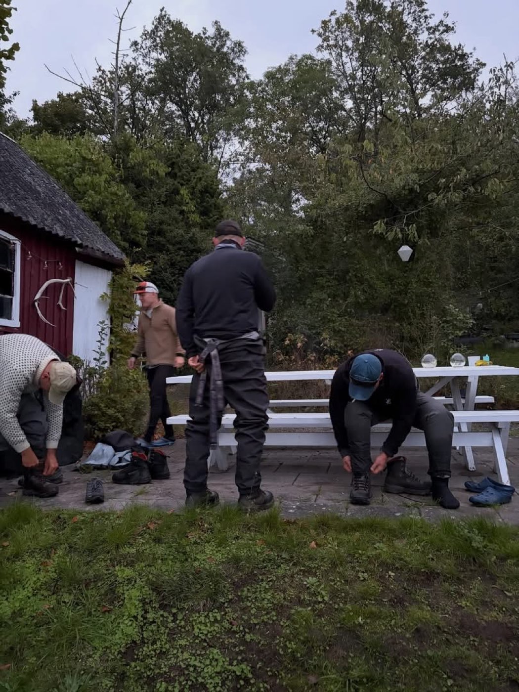Wędkarze przygotowują sprzęt przed łowieniem w Mörrum